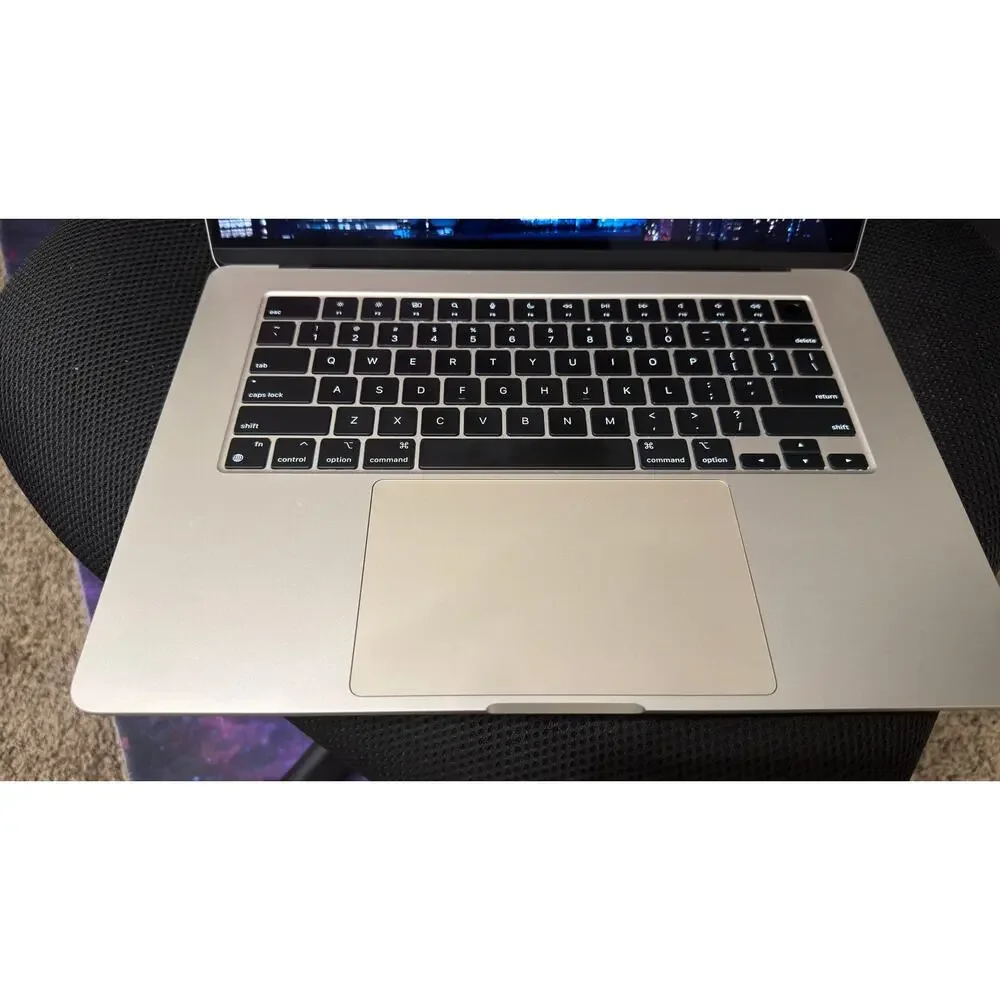 Apple MacBook Air 15in M3 2024 256GB 8GB Ram Starligh Excellent